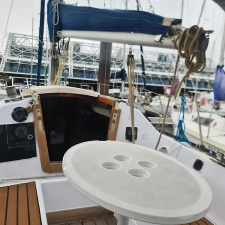 Sailboat In Parque Nacoes, Hotel en barco