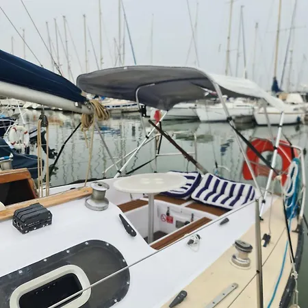 Hotel en barco Sailboat In Parque Nacoes, Lisboa