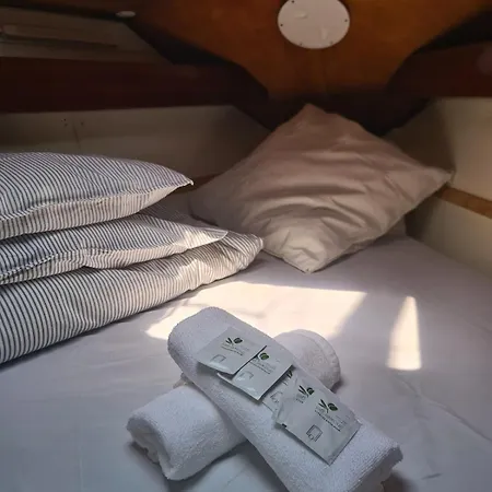 Hotel en barco Sailboat In Parque Nacoes, *